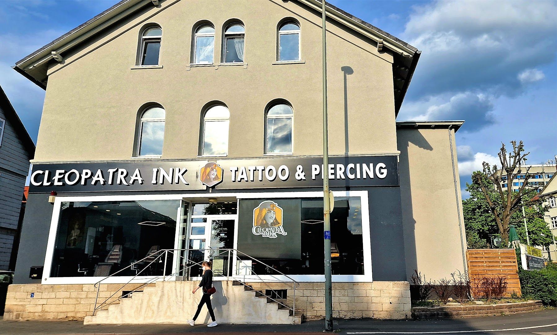 a building with a sign that says,'clorak narben tattoo & piercing ', göttingen, germany