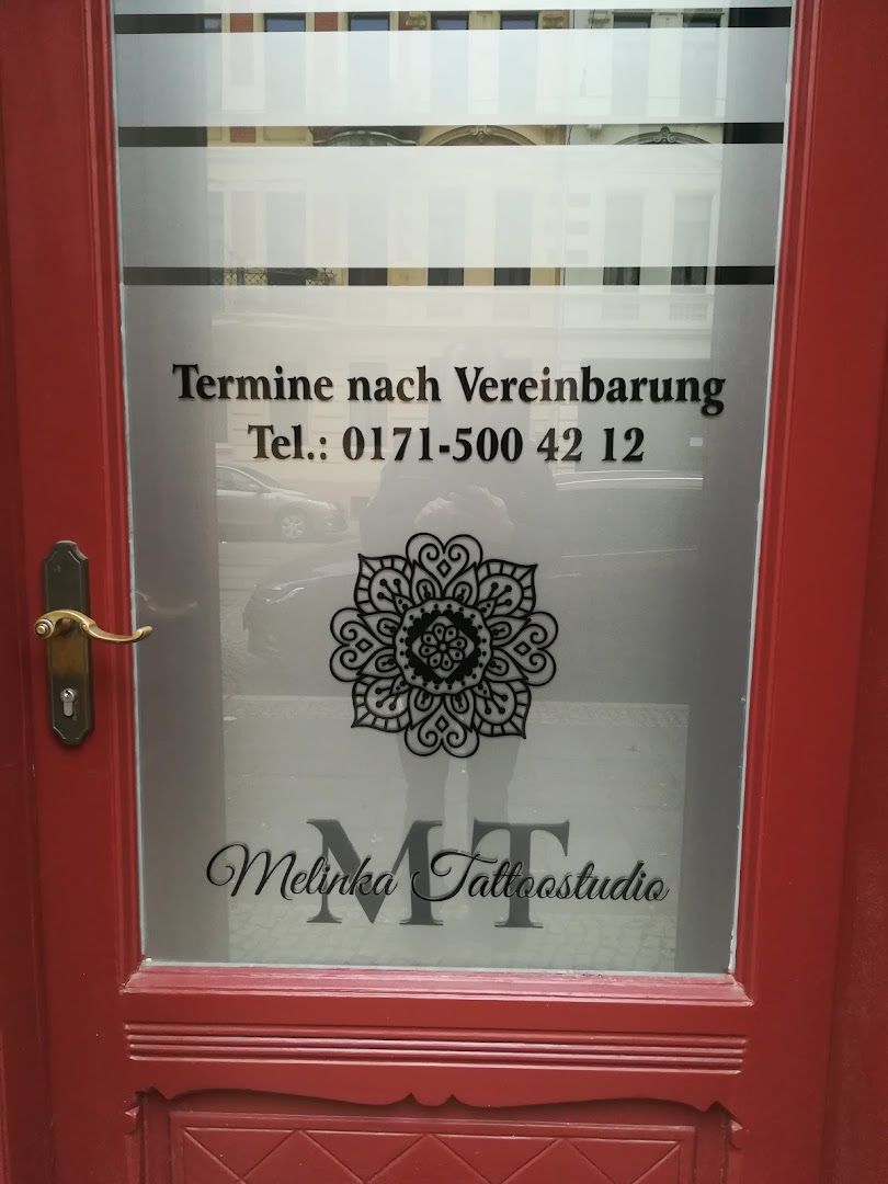 a red door with a sign that says teme verhung