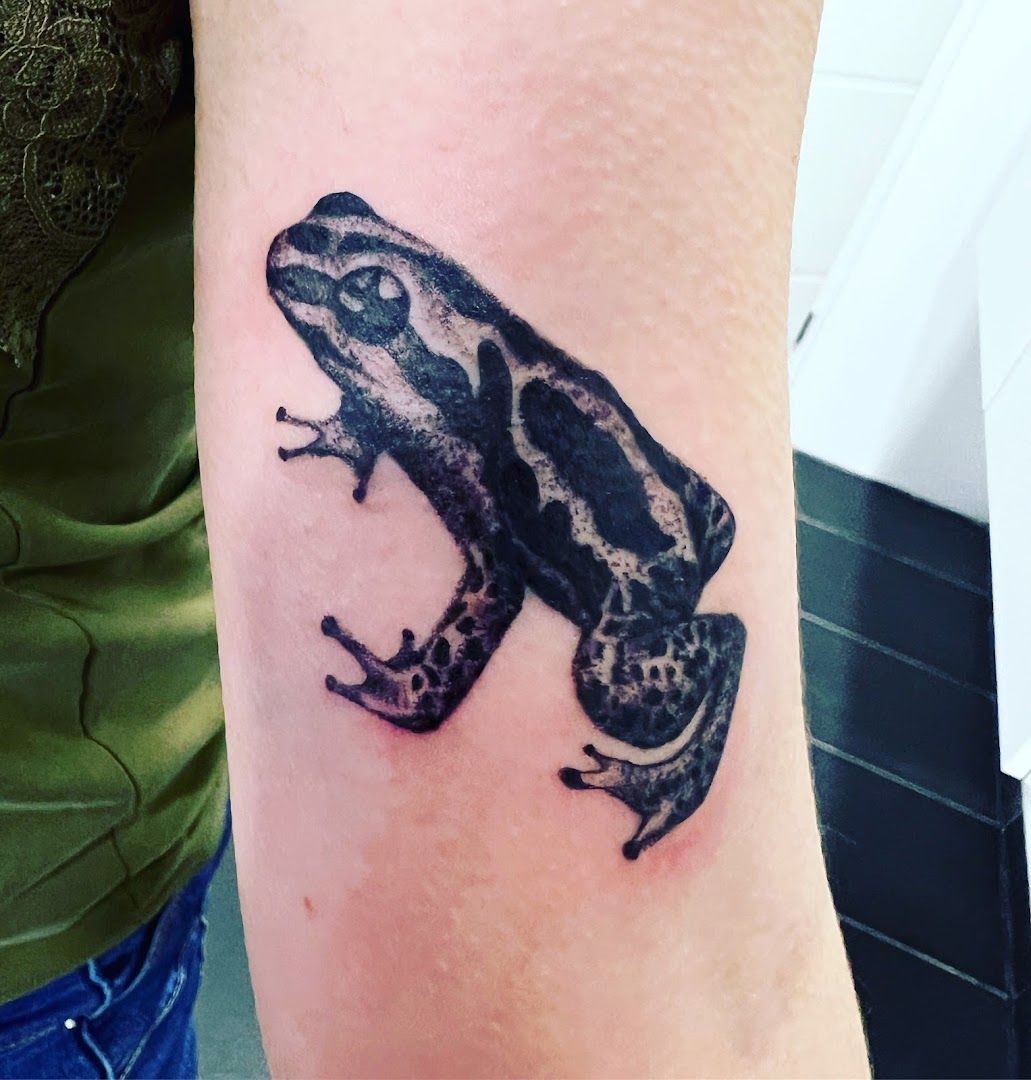 a frog narben tattoo on the arm, essen, germany