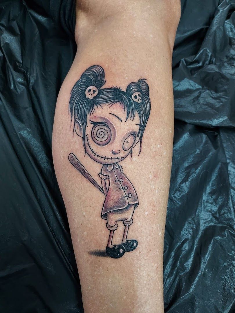 a girl with a knife and a knife japanische tattoos in leipzig on her leg, ebersberg, germany