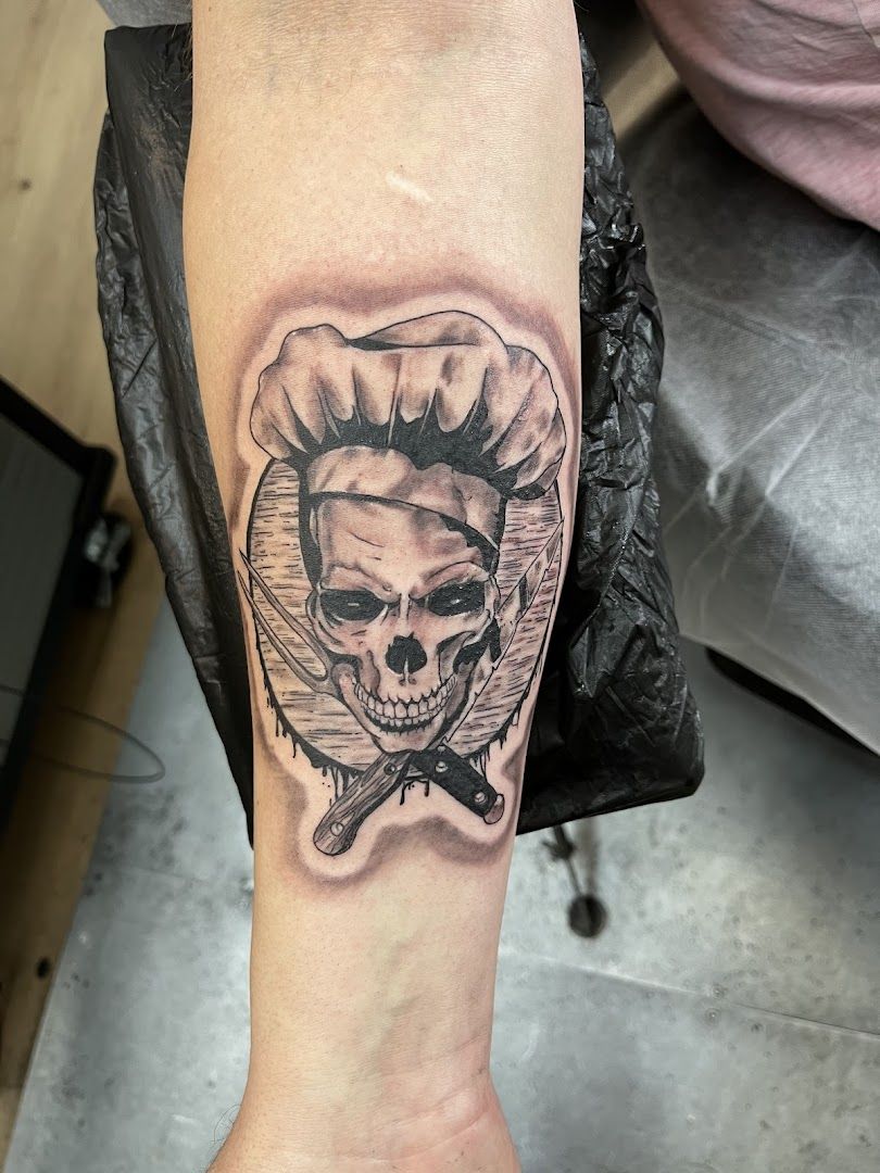 a skull with a skull head narben tattoo on the forearm, rems-murr, germany
