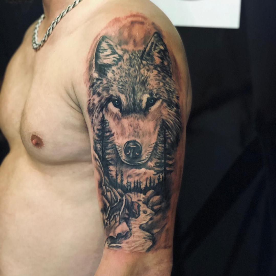 a man with a wolf narben tattoo on his arm, kreisfreie stadt oldenburg, germany