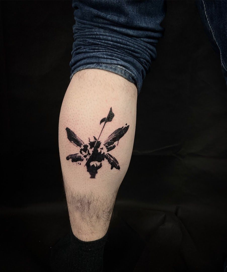 a narben tattoo of a bird with a bow on the leg, amberg-sulzbach, germany