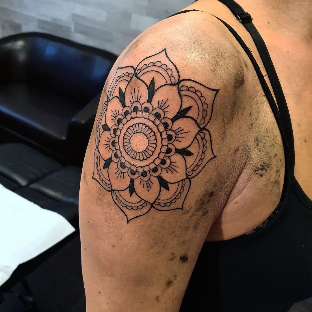 a man with a narben tattoo on his shoulder, hof, germany