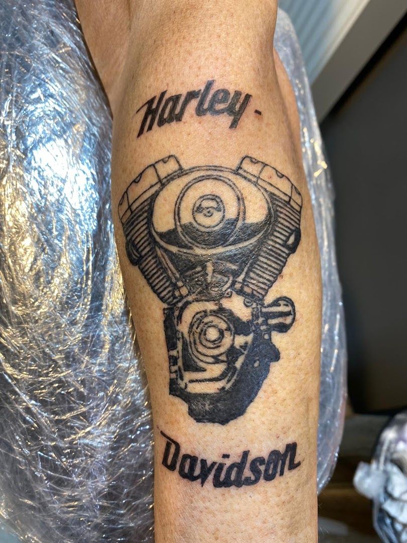 harley logo narben tattoo on the forearm, ansbach, germany