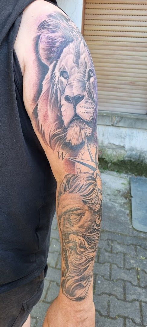 a man with a lion japanische tattoos in leipzig on his arm, bad dürkheim, germany