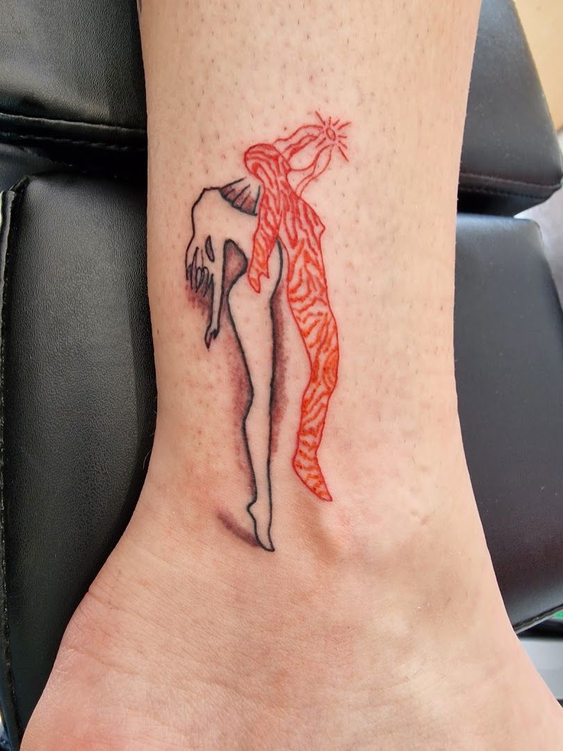 a japanische tattoos in leipzig of a woman with a red dress on her leg, bremen, germany