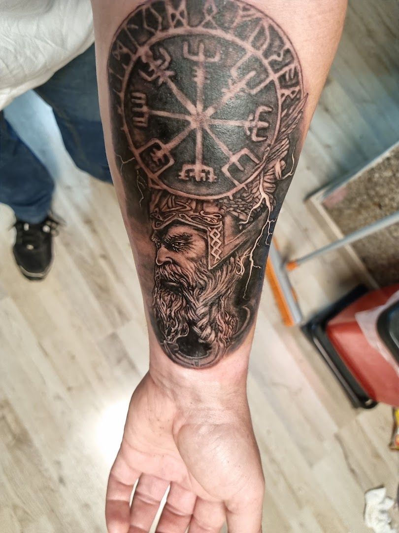 a man's forearm with a clock japanische tattoos in leipzig on his arm, konstanz, germany