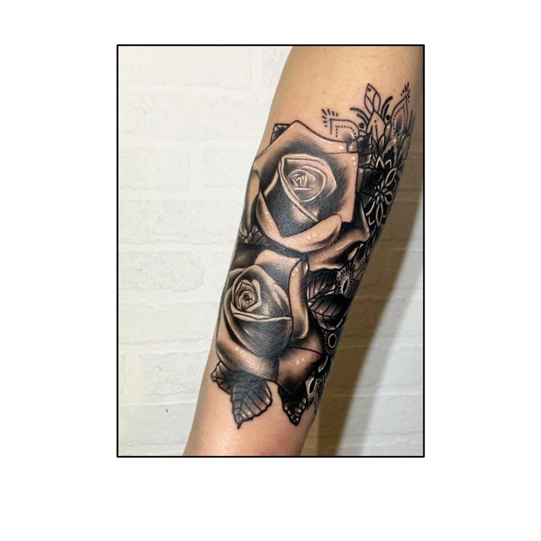 a black and white rose narben tattoo on the arm, bergstraße, germany