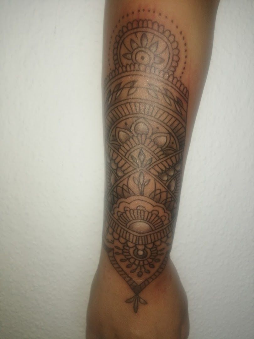 a narben tattoo design on the leg of a woman, freudenstadt, germany