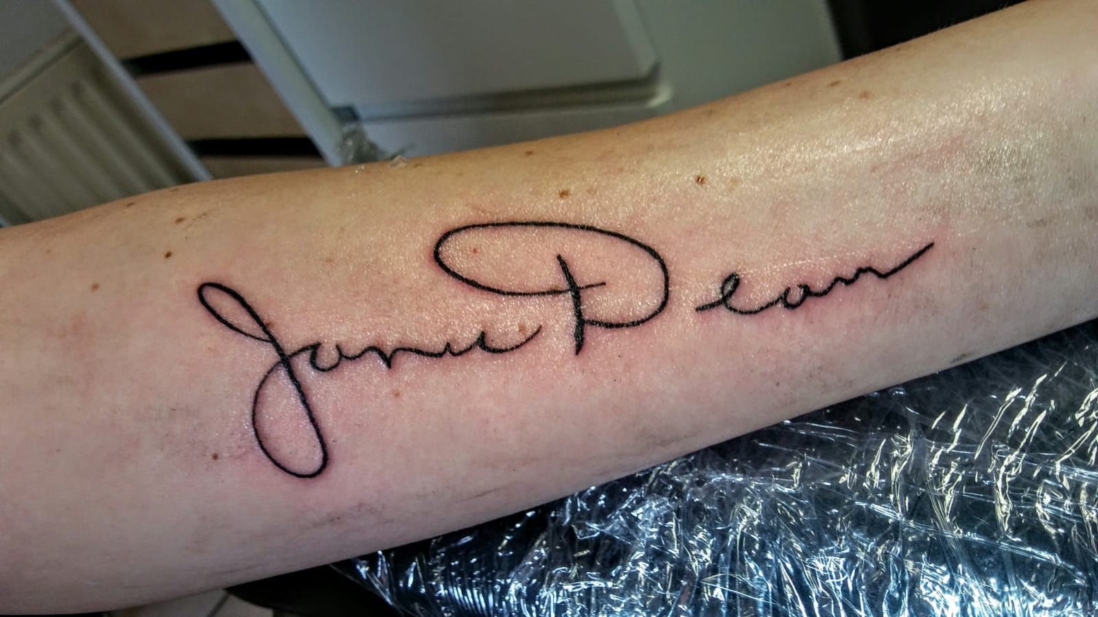 a narben tattoo with the word'love'written on it, mittelsachsen, germany