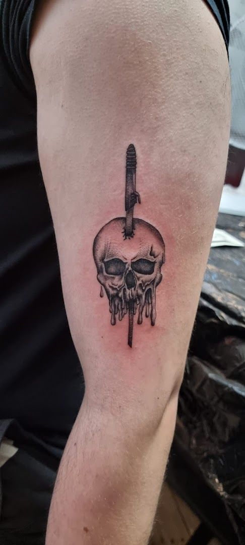 a man with a knife and skull narben tattoo on his arm, siegen-wittgenstein, germany
