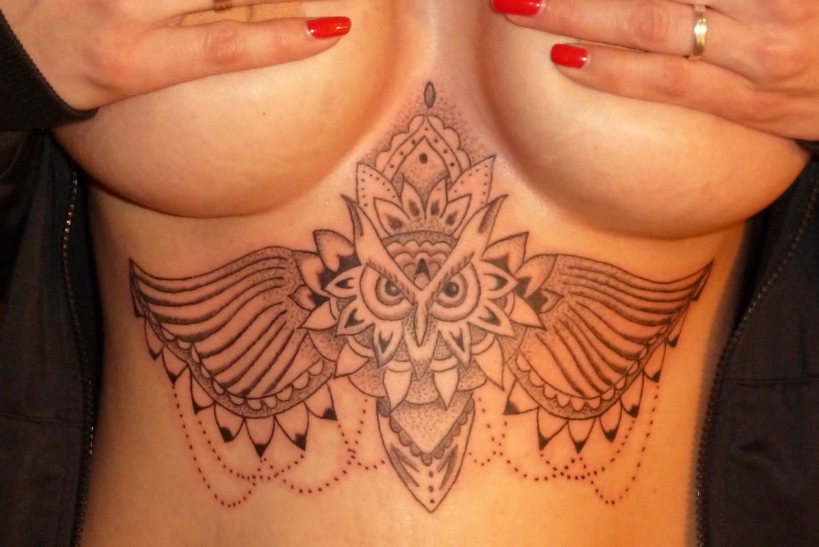 a woman with a narben tattoo on her chest, emsland, germany