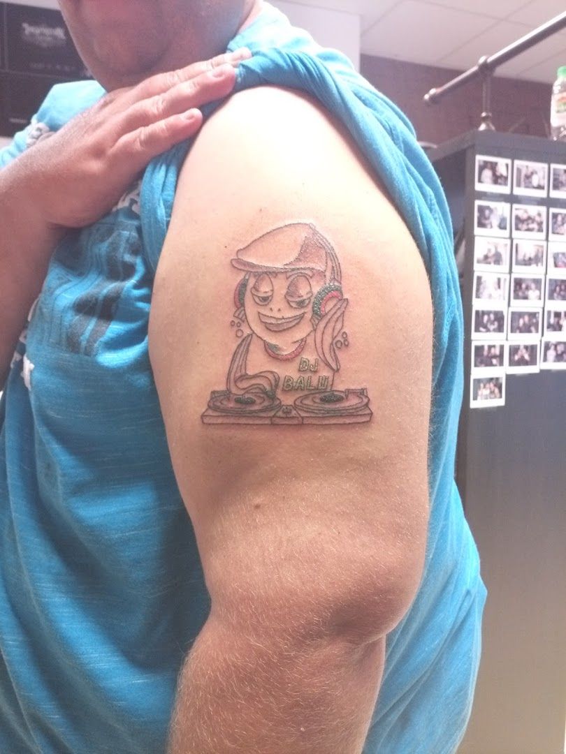 a man with a narben tattoo on his arm, bergstraße, germany