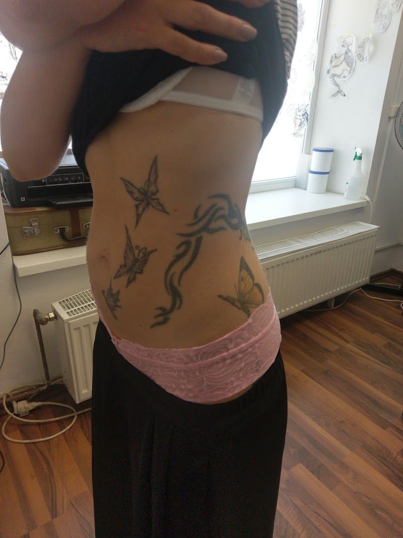 a woman with a narben tattoo on her stomach, berlin, germany