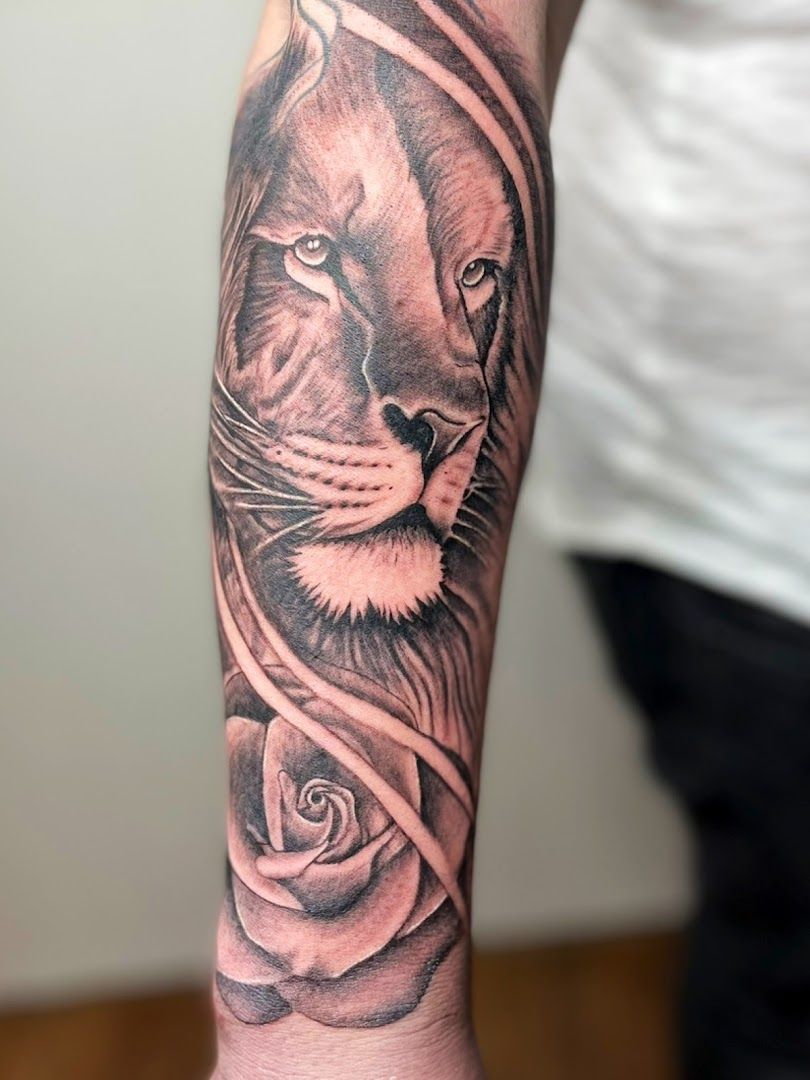 a black and white cover-up tattoo of a cat with roses, düren, germany