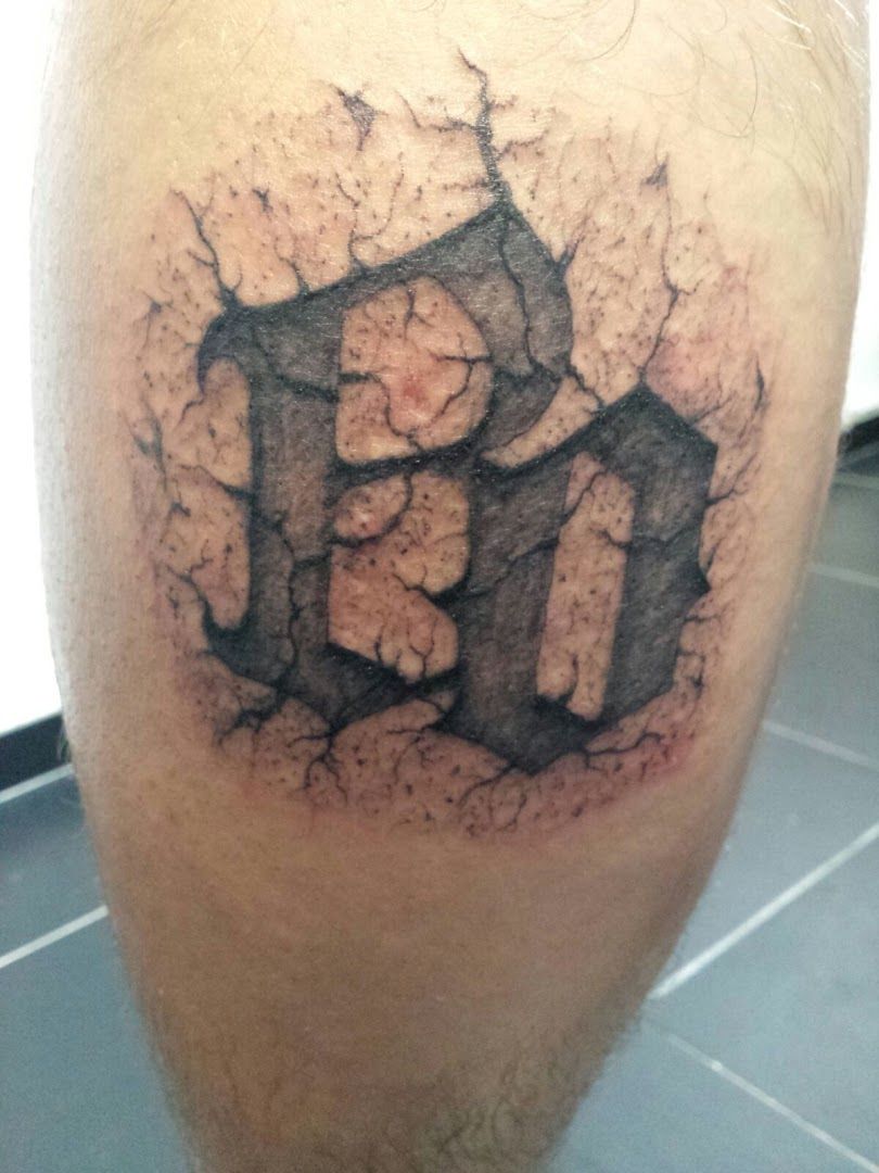 a narben tattoo with a broken design on the leg, essen, germany