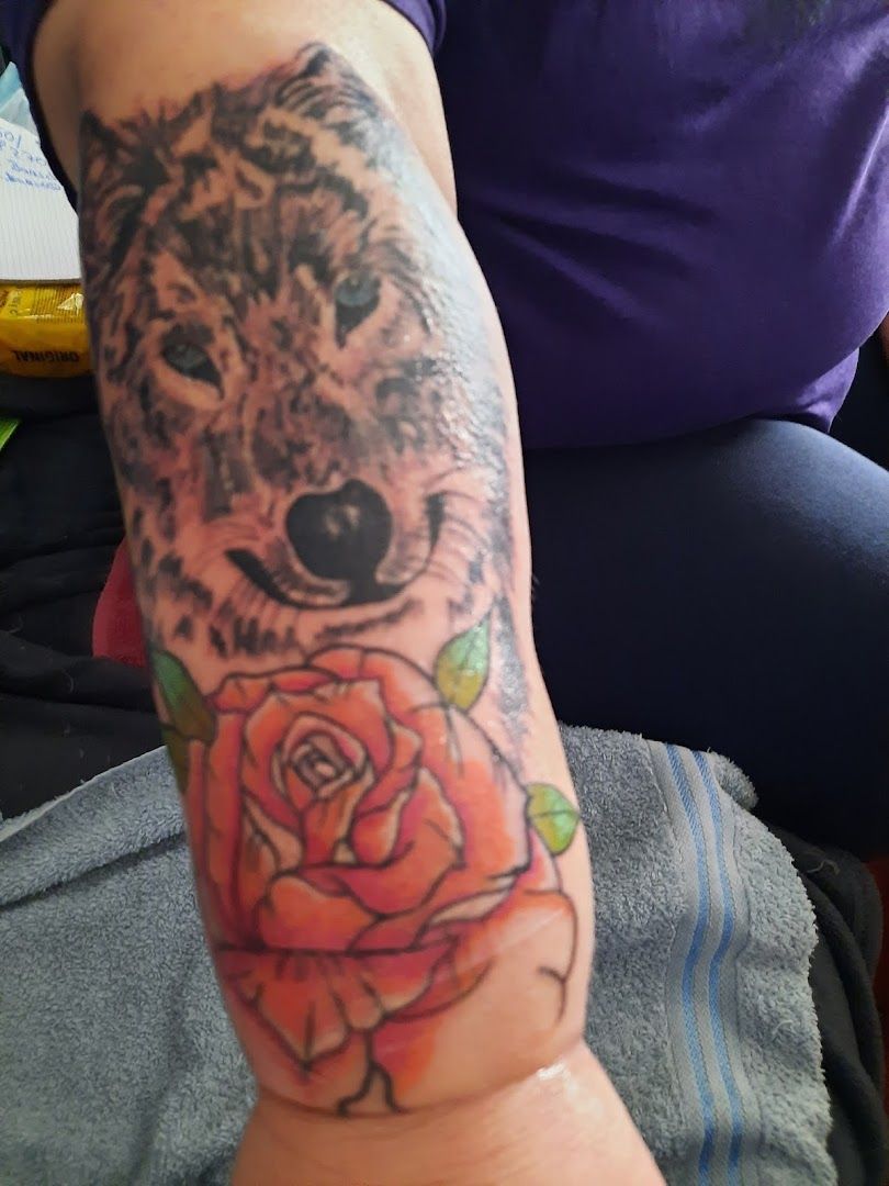 a person with a japanische tattoos in leipzig on their arm, nürnberg, germany