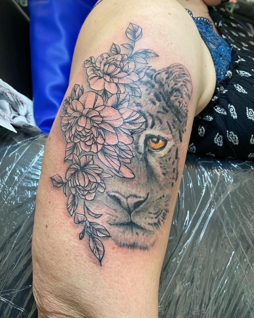 a narben tattoo of a lion with flowers on its head, osterholz, germany