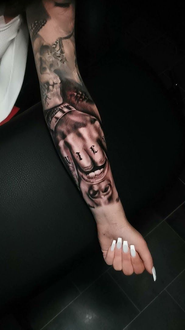 a man's hand with a cover-up tattoo of a lion on it, nürnberg, germany