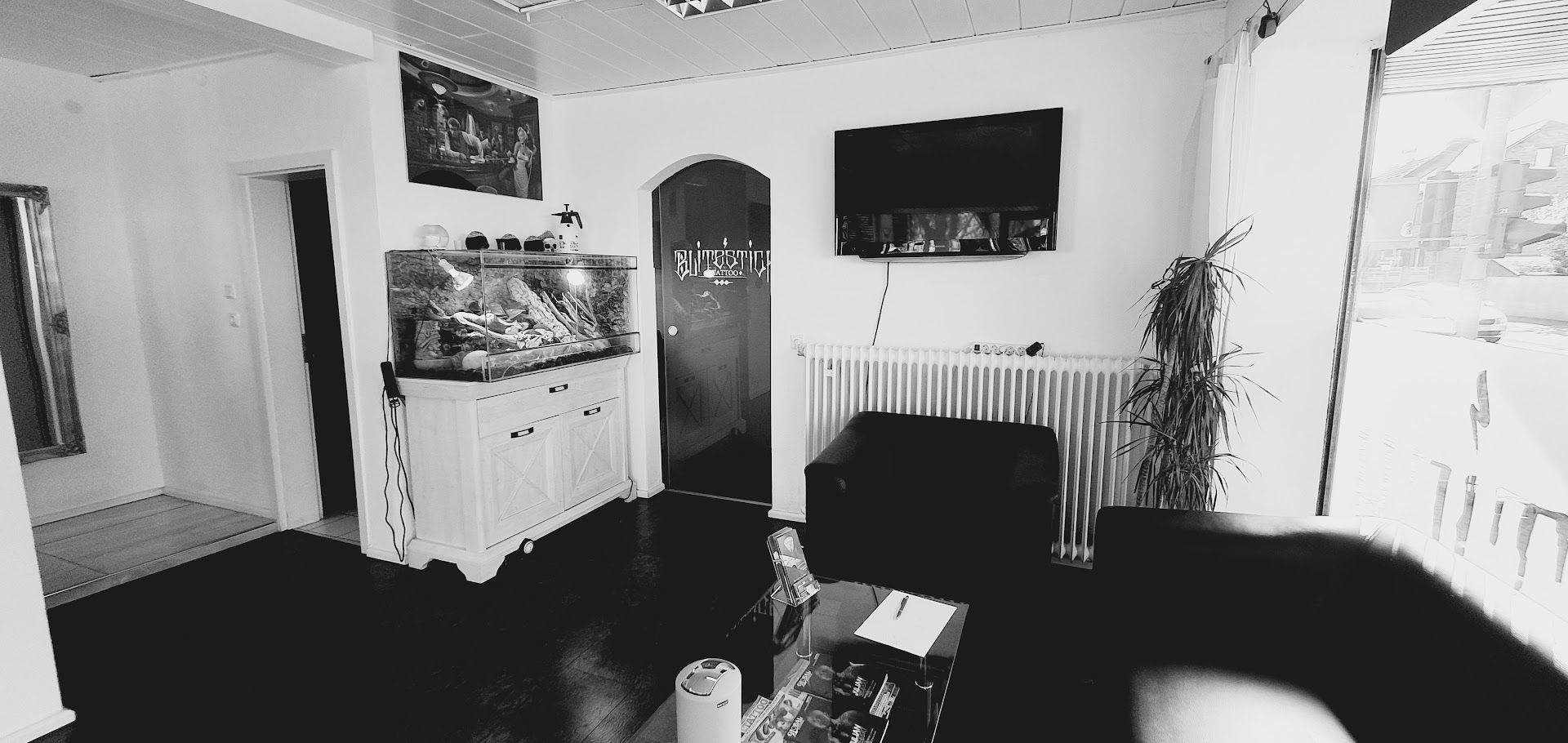 a black and white photo of a living room