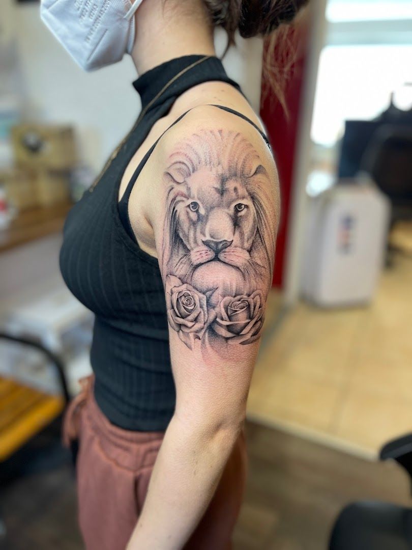 a woman with a lion japanische tattoos in leipzig on her shoulder, kreisfreie stadt augsburg, germany