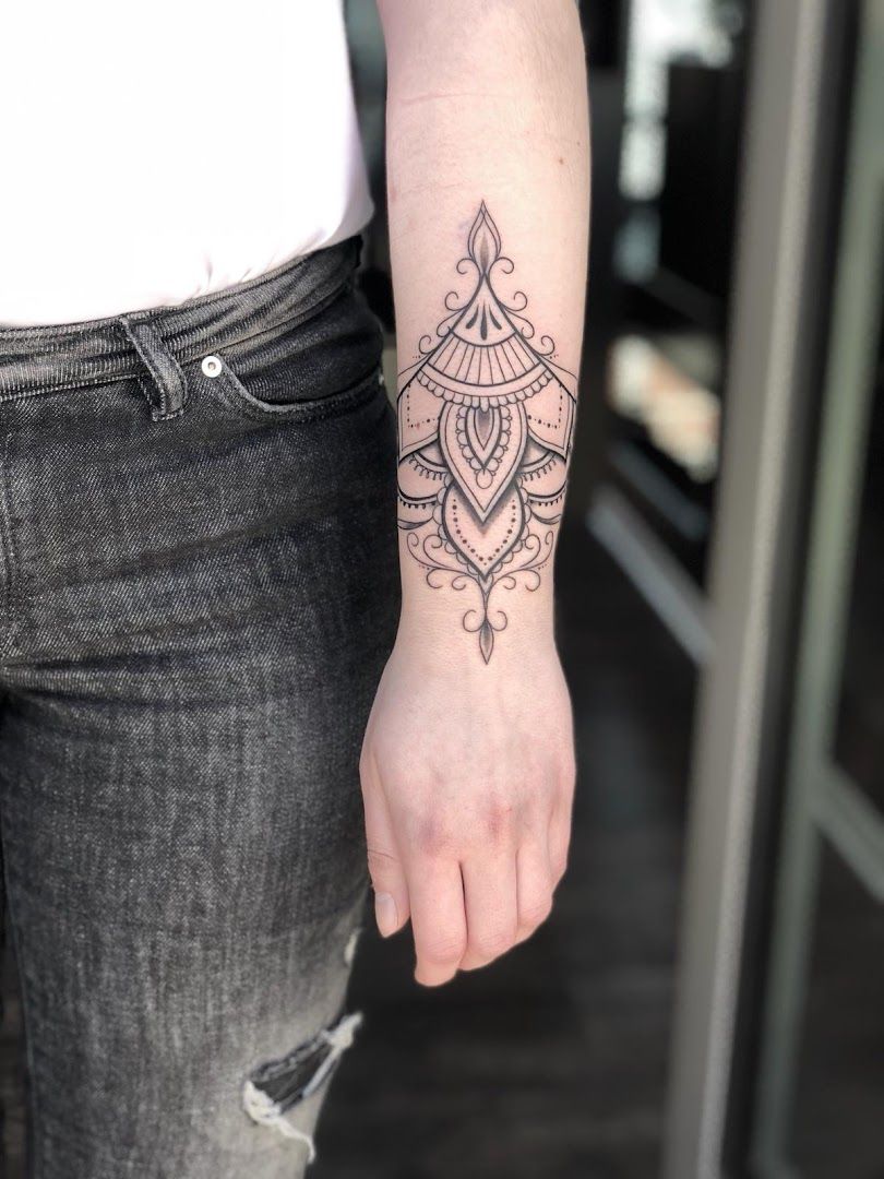 a woman's hand with a cover-up tattoo on her wrist, wetteraukreis, germany