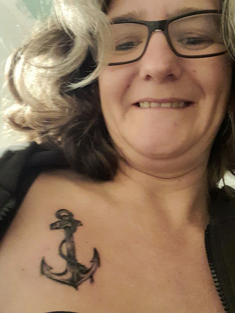 a woman with a narben tattoo on her shoulder, northeim, germany