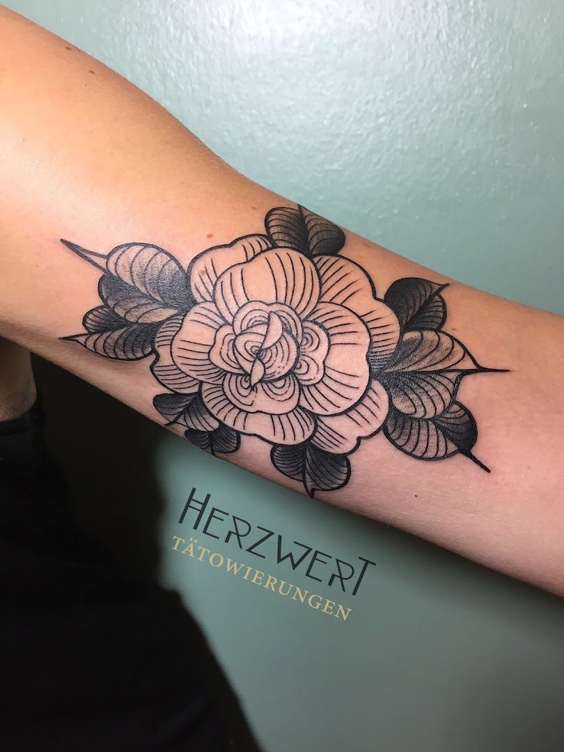 a black and white flower narben tattoo on the forearm, aachen, germany