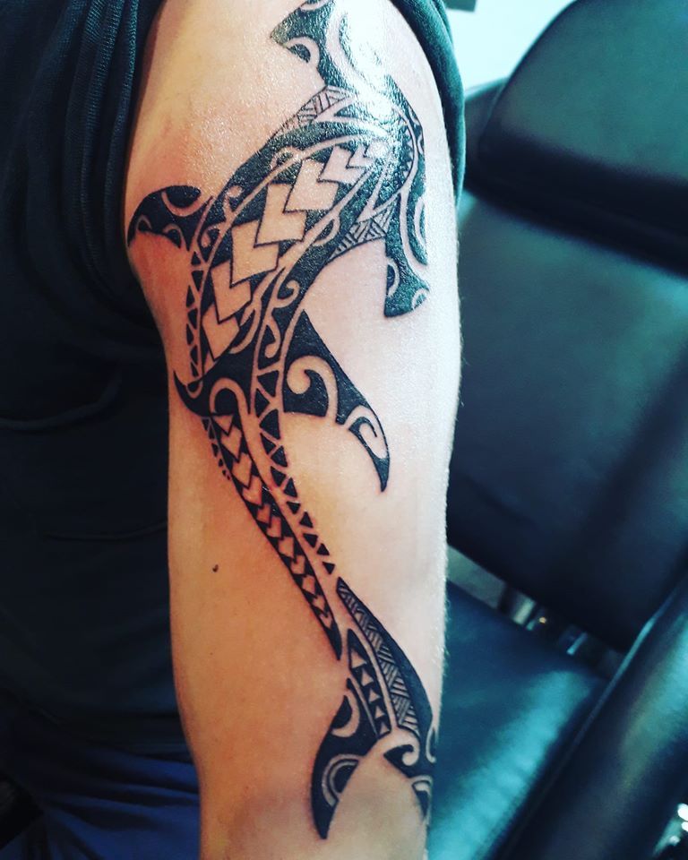 a black and white narben tattoo design on the arm, märkischer kreis, germany
