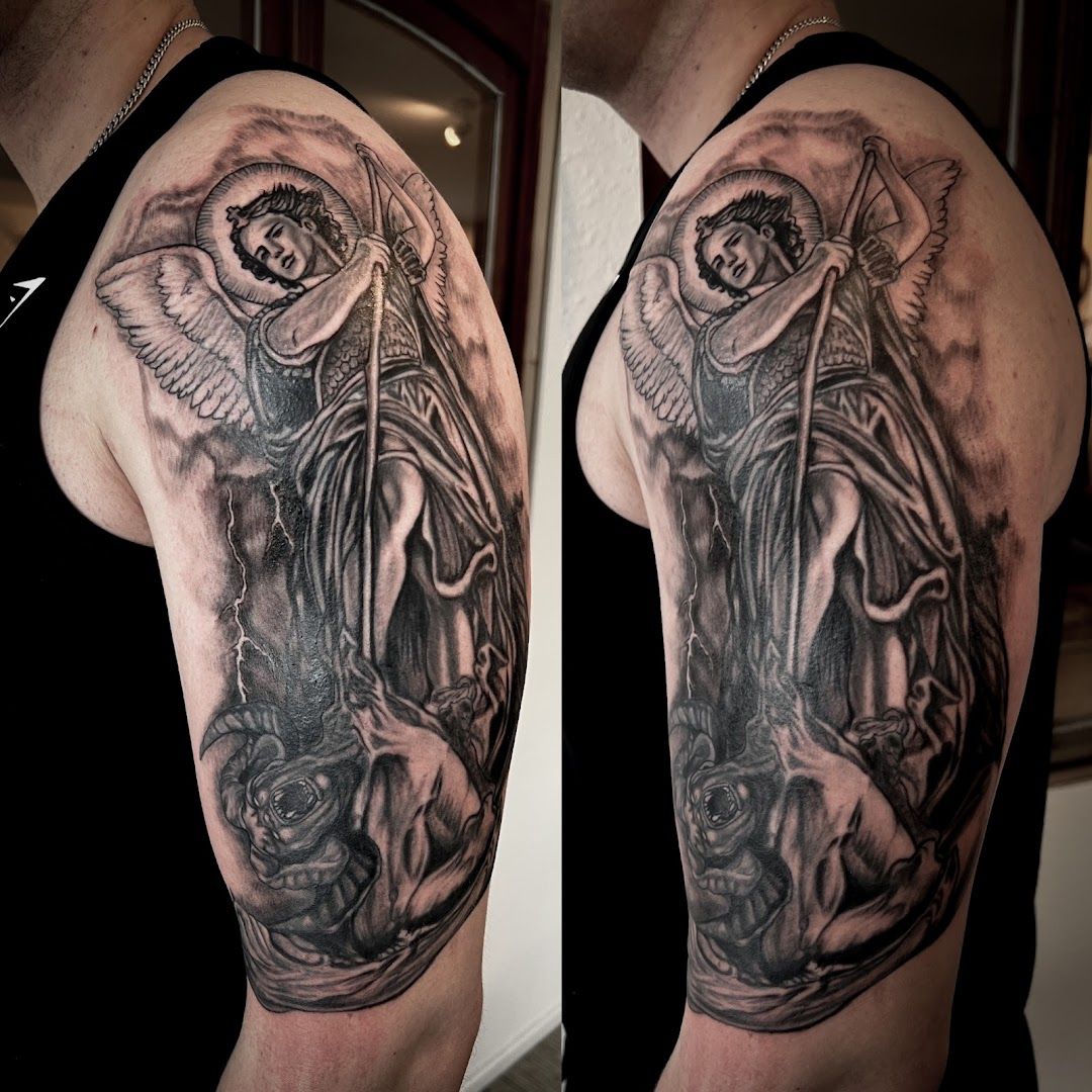 a man with a black and grey japanische tattoos in leipzig on his arm, hamelin-pyrmont, germany