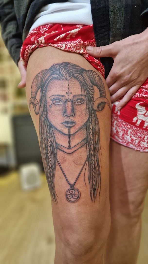 a woman's thigh narben tattoo, enzkreis, germany