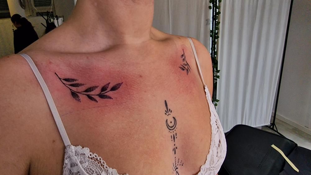 a woman with a narben tattoo on her chest, enzkreis, germany