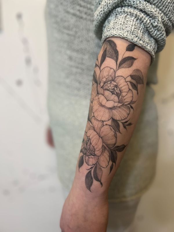 a woman's arm with a black and white flower narben tattoo, göttingen, germany