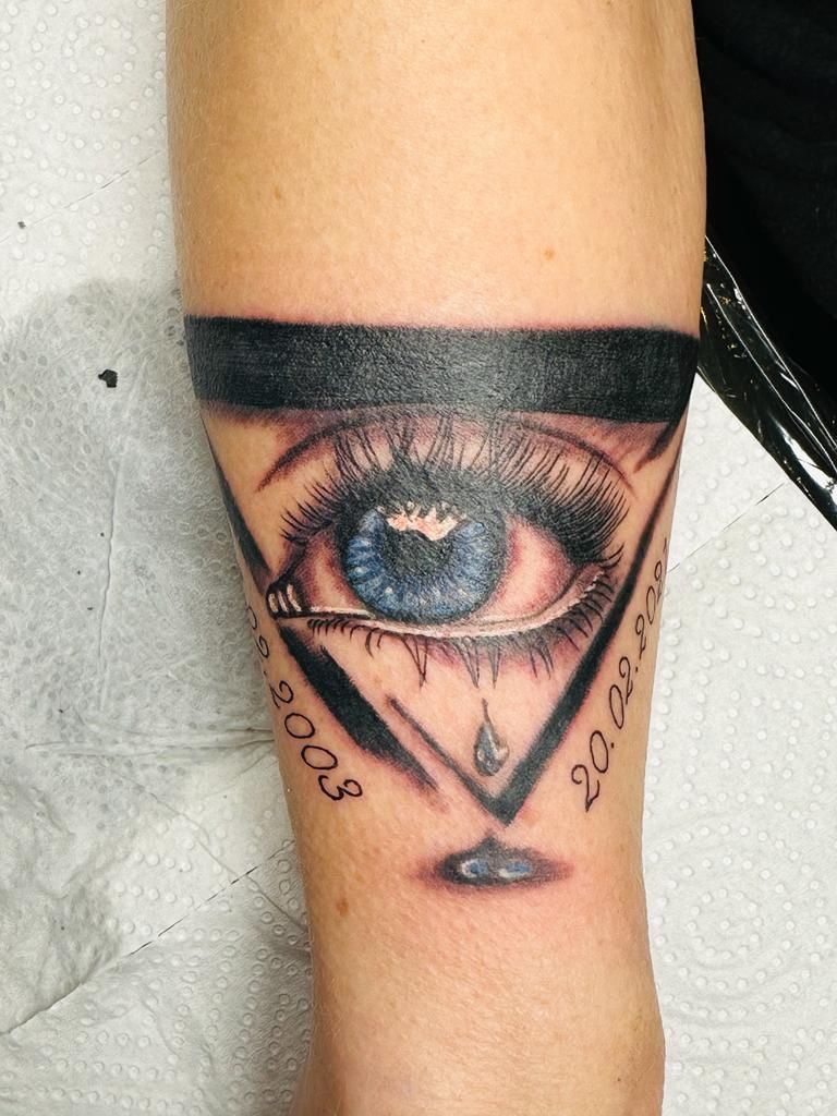 a narben tattoo with a blue eye and a black triangle, schaumburg, germany