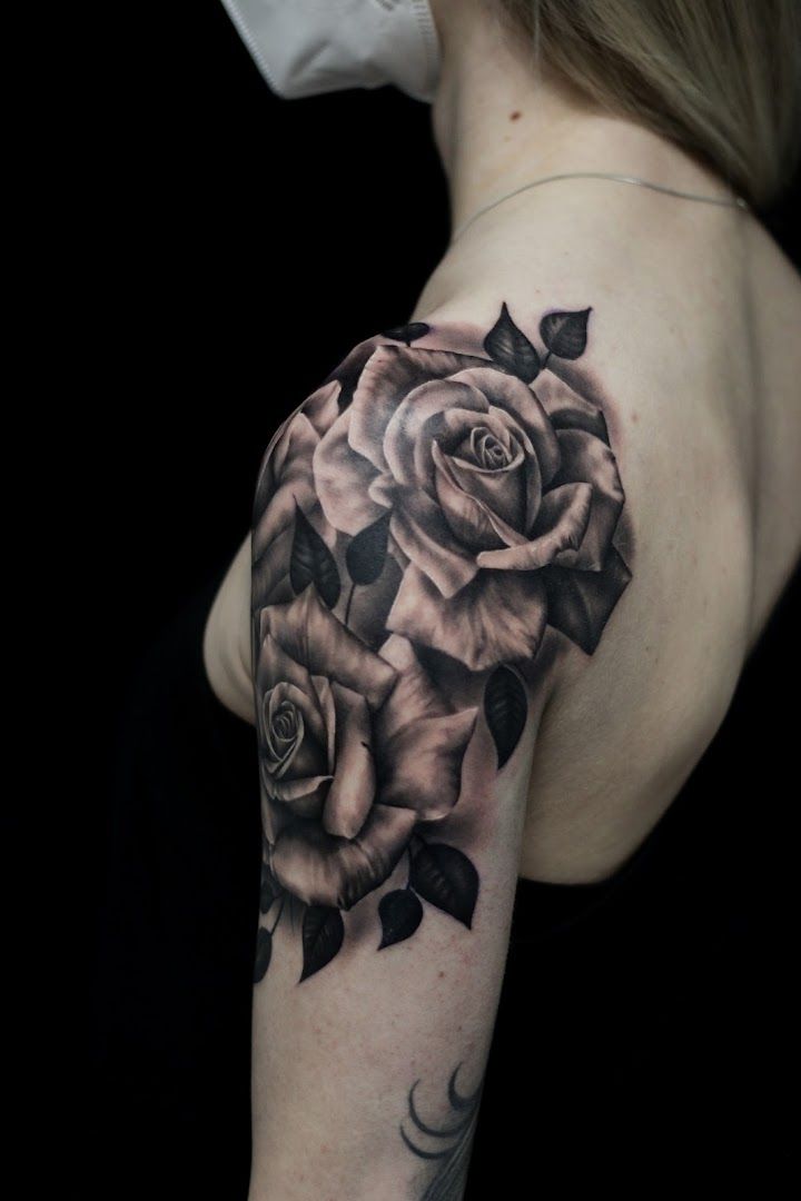 a black and white rose japanische tattoos in leipzig on the shoulder, bodenseekreis, germany