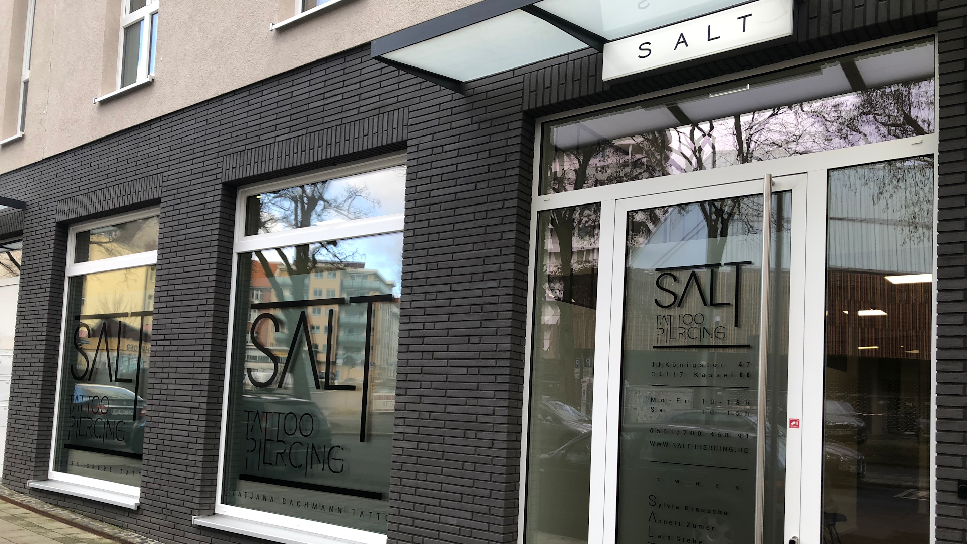 a store front with a sign that says salt