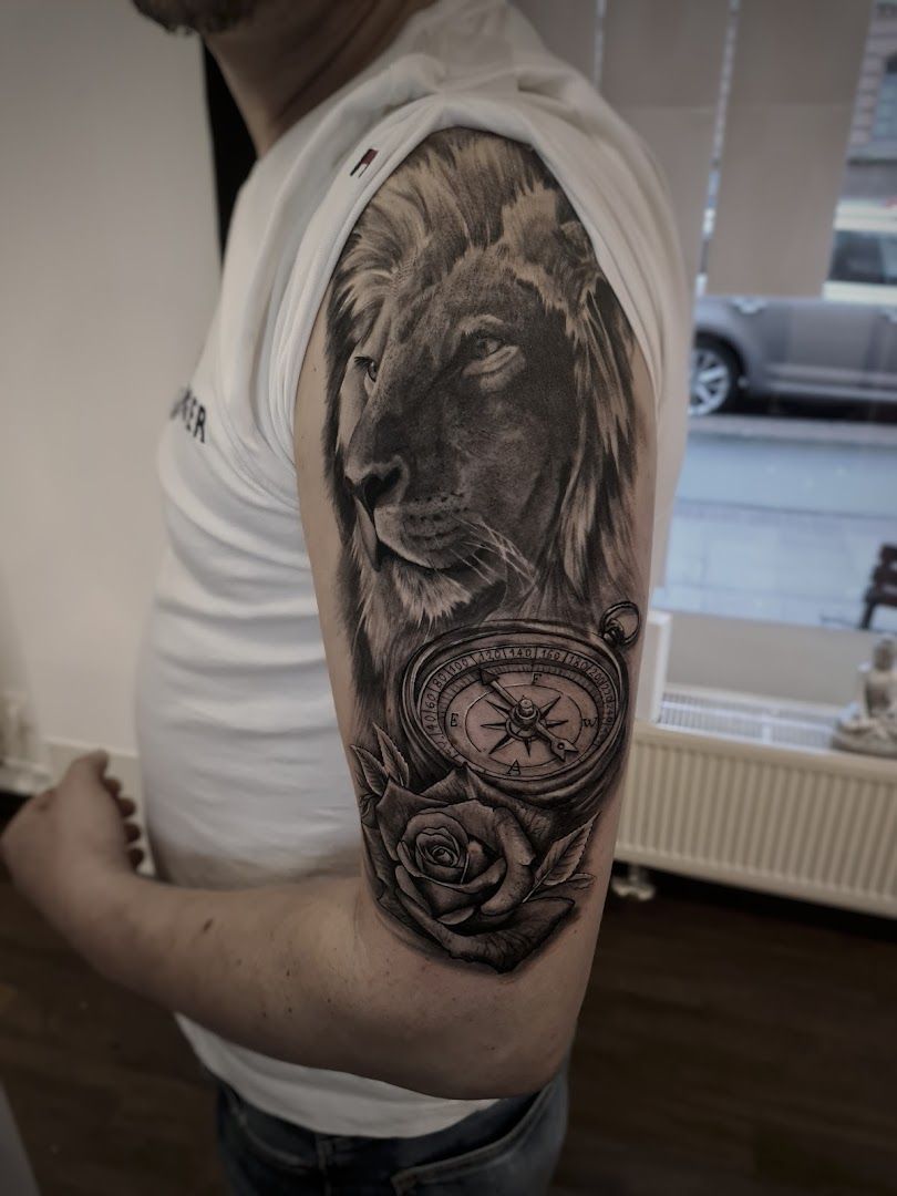 a man with a lion cover-up tattoo on his arm, kreisfreie stadt braunschweig, germany