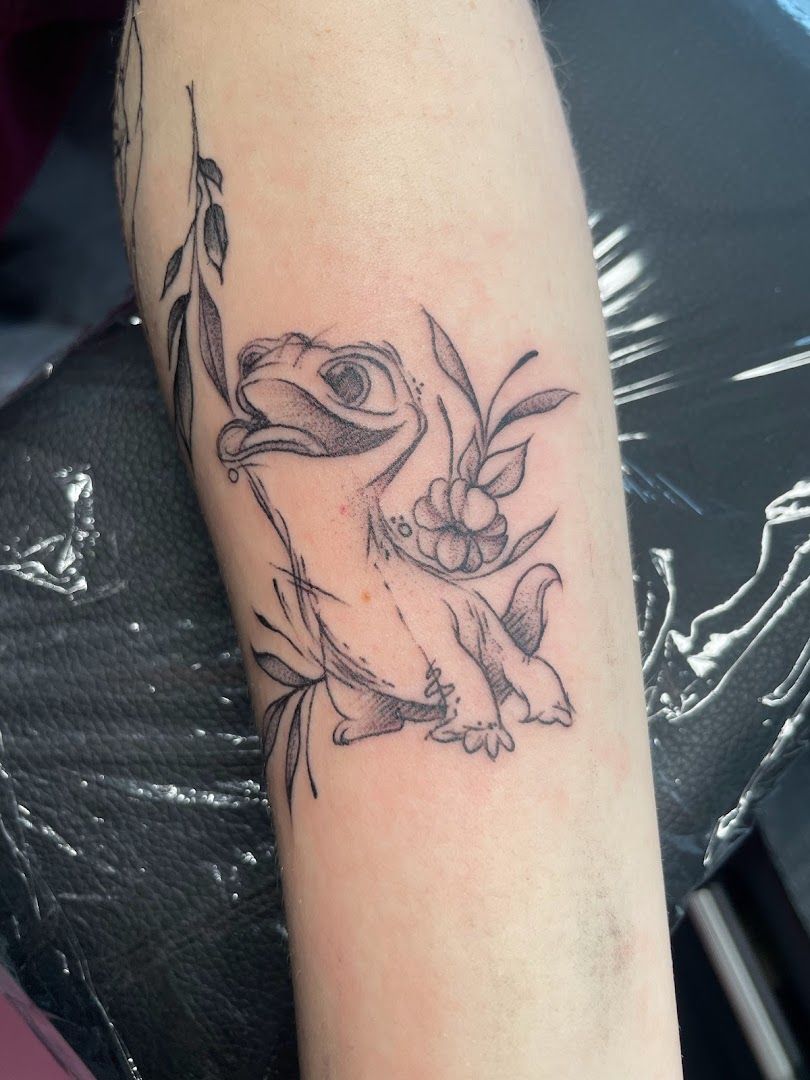 a narben tattoo of a bird on the arm, saale-orla-kreis, germany