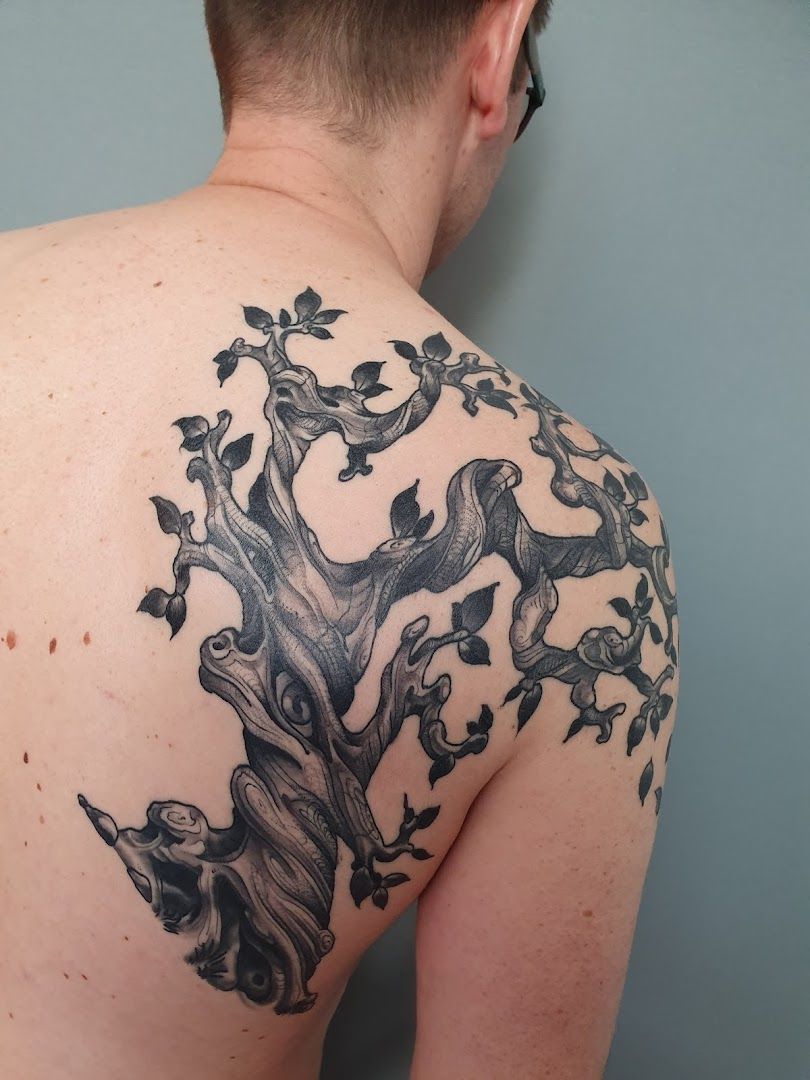 a man with a japanische tattoos in leipzig on his back, germersheim, germany