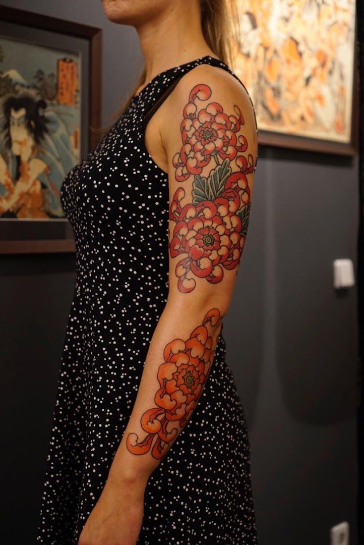 a woman with a narben tattoo on her arm, berlin, germany