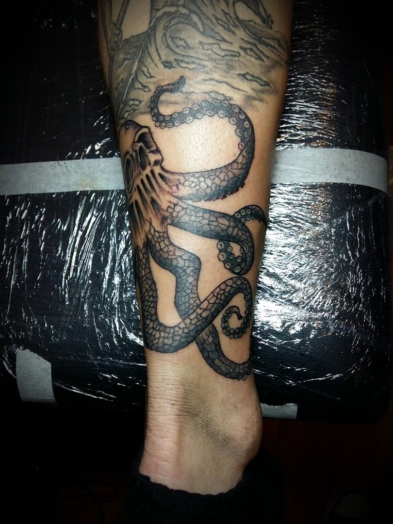 a narben tattoo of a snake on the leg, berlin, germany