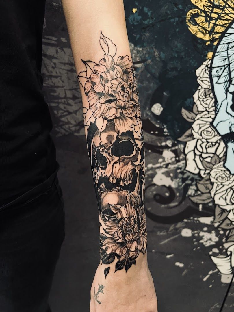 a black and white narben tattoo on the forearm, burgenlandkreis, germany