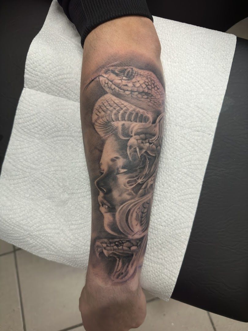 a narben tattoo of a woman with a dragon on her arm, kreisfreie stadt heilbronn, germany