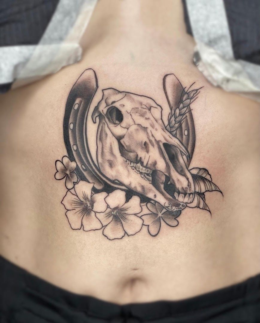 a black and white narben tattoo of a horse with flowers, kreisfreie stadt heilbronn, germany