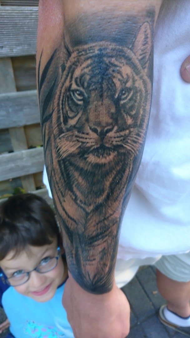 a man with a tiger narben tattoo on his arm, paderborn, germany