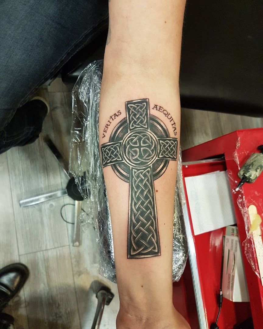 a celtic cross japanische tattoos in leipzig on the forearm, kreisfreie stadt koblenz, germany