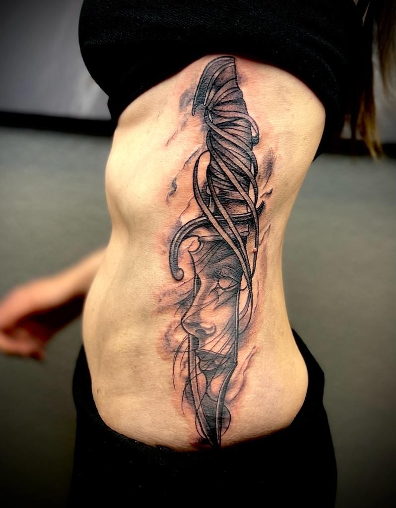 a woman's stomach with a narben tattoo design on it, kreisfreie stadt oldenburg, germany