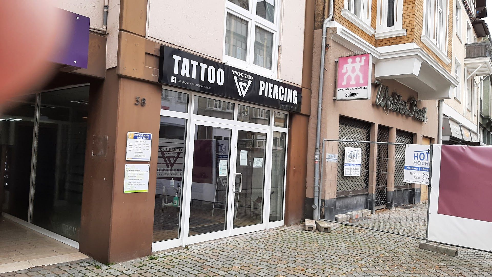 a building with a sign that says narben tattoo shop, hamelin-pyrmont, germany