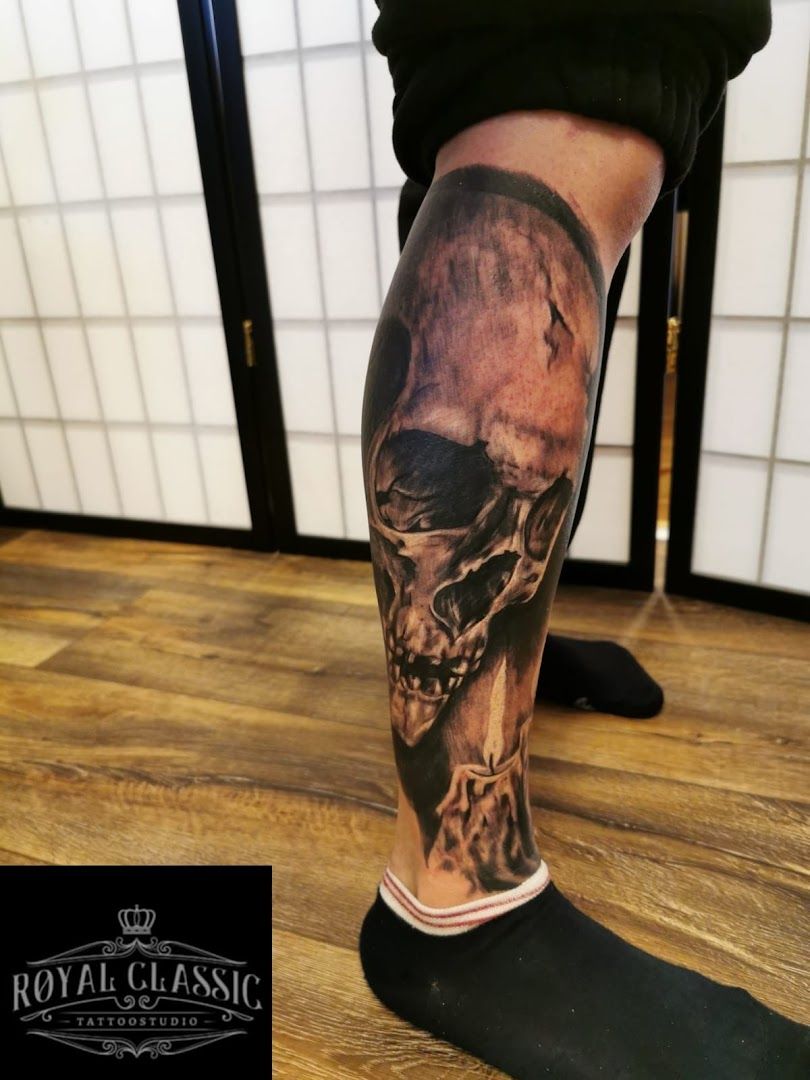 a man with a skull narben tattoo on his leg, oberhavel, germany